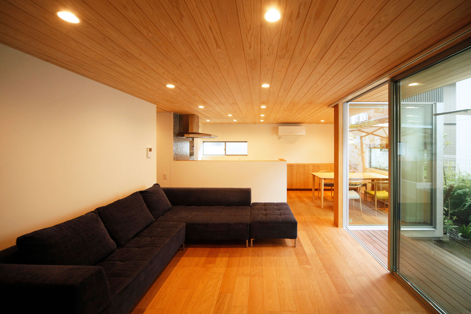 最短家事動線が忙しいご夫婦を助ける家, kisetsu kisetsu Modern living room Wood Wood effect