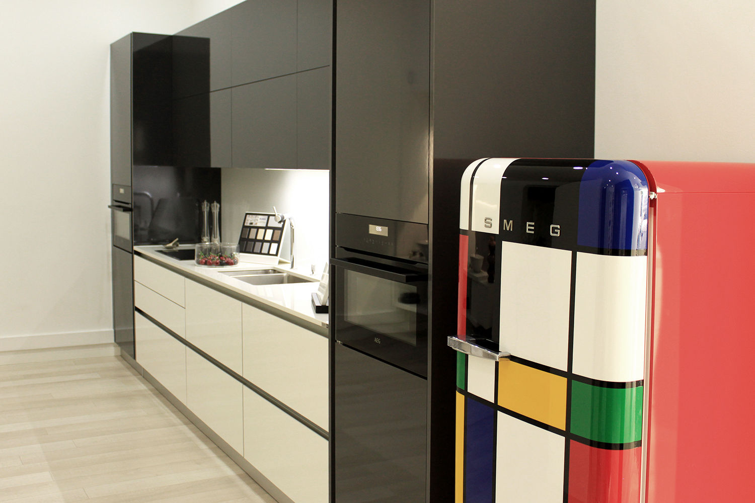 Showroom na Av. João XXI 12 - Lisboa, DIONI Home Design DIONI Home Design Minimalist kitchen Cabinets & shelves