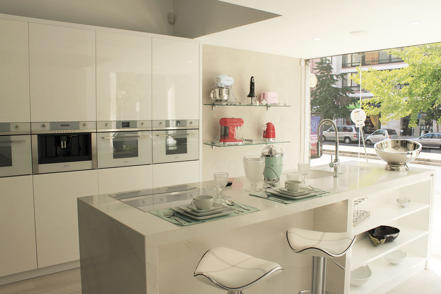 Showroom na Av. João XXI 12 - Lisboa, DIONI Home Design DIONI Home Design Modern style kitchen Cabinets & shelves