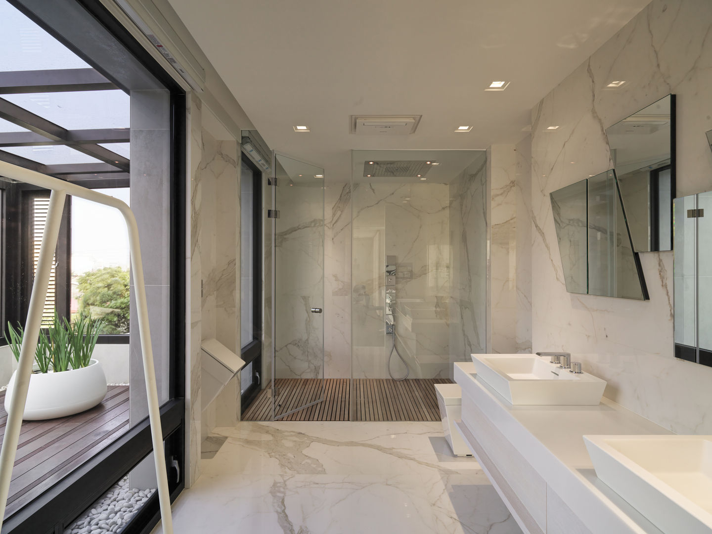 2015 TID 台灣室內設計大獎 /居住空間 /複層, HJF建築室內設計 Ho Jia-fu Interior Design Co., Ltd. HJF建築室內設計 Ho Jia-fu Interior Design Co., Ltd. Modern bathroom Marble