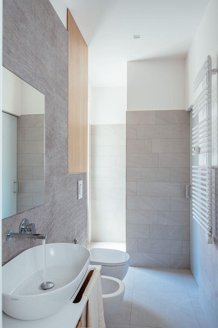 Casa Ci_Ro, manuarino architettura design comunicazione manuarino architettura design comunicazione 現代浴室設計點子、靈感&圖片 磁磚