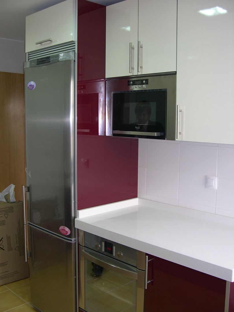 Cocina en laminado alto brillo color granate, Qdekitchen Qdekitchen Modern kitchen