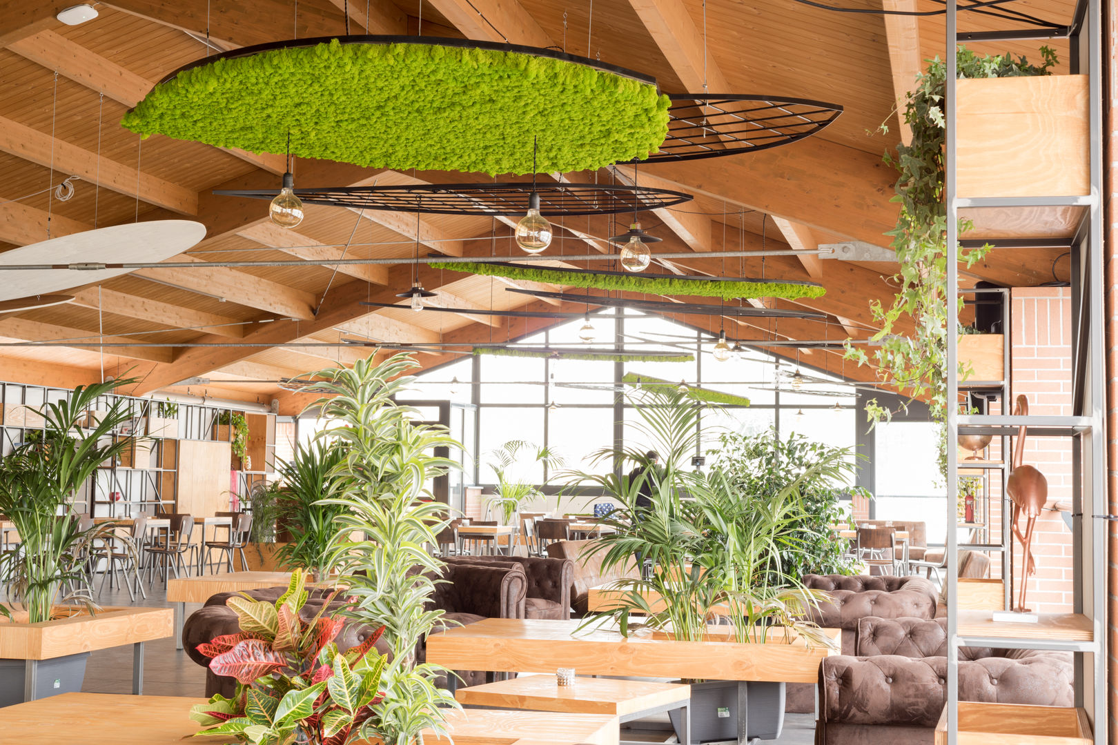Un locale ibrido tra stile industriale e natura, AbitoVerde AbitoVerde Commercial spaces Gỗ Wood effect Quán bar & club