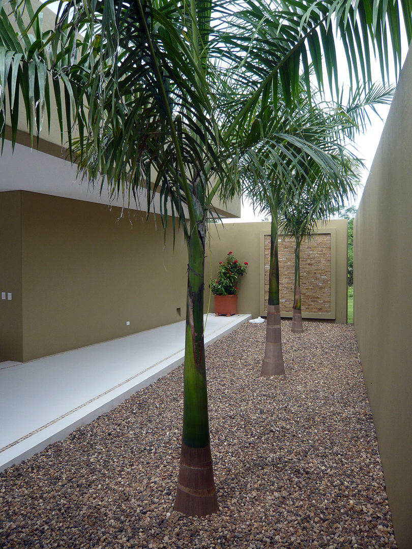 CASA MESA DE YEGUAS V-40, NOAH Proyectos SAS NOAH Proyectos SAS Tropical style corridor, hallway & stairs Concrete