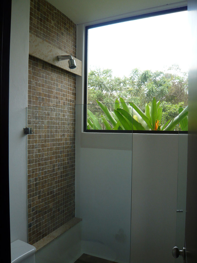CASA MESA DE YEGUAS V-40, NOAH Proyectos SAS NOAH Proyectos SAS Modern bathroom کنکریٹ Bathtubs & showers