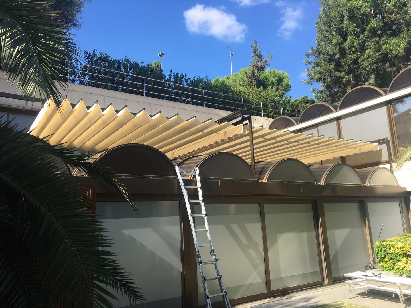 Toldo para proteger entrada de luz, TOLDOS CLOT, S.L. TOLDOS CLOT, S.L. Balcones y terrazas de estilo moderno Accesorios y decoración