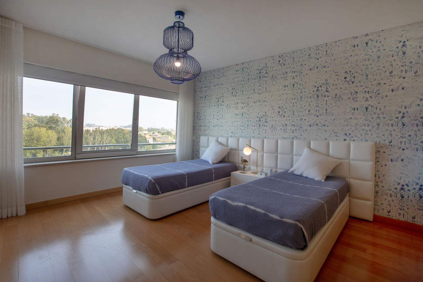 Bluish House - Remodelação Apartamento, Aveiro, EMME Atelier de Interiores EMME Atelier de Interiores モダンスタイルの寝室