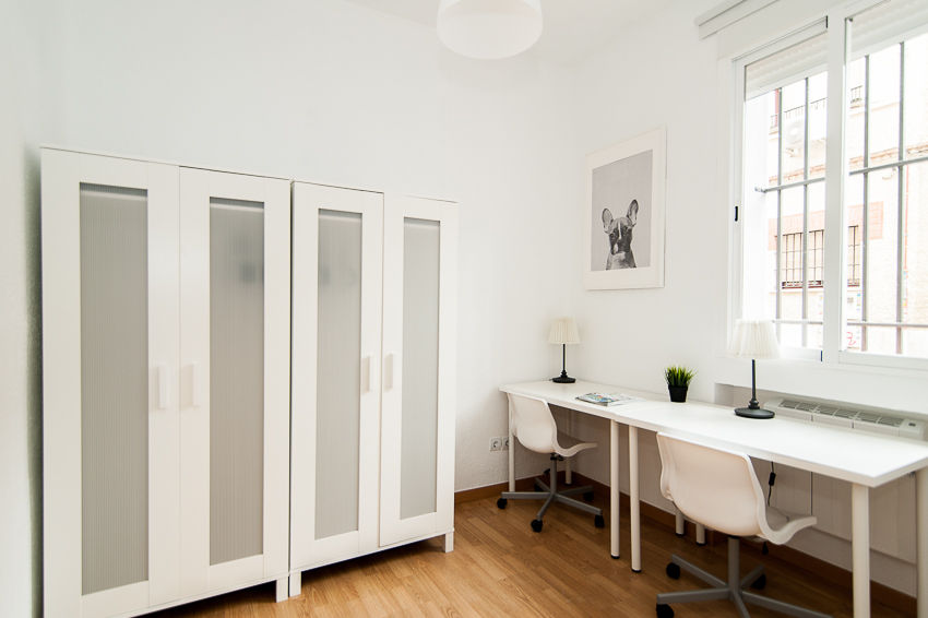 Rentabilidad. Cambio de uso, reforma y decoración de antigua clínica dental en Tetuán, Madrid., Ponytec Ponytec Small bedroom Engineered Wood Transparent