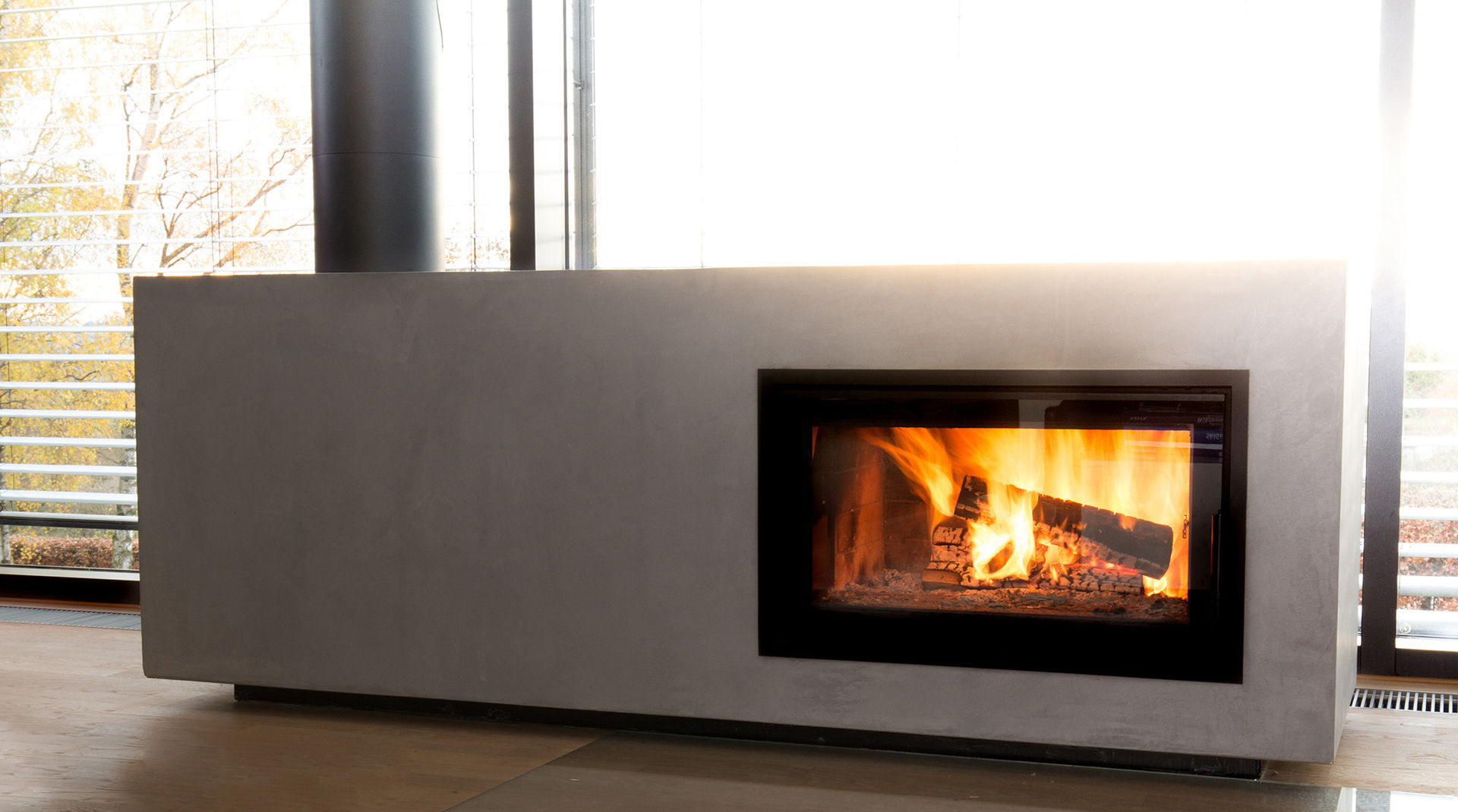 .kii3 | kiimoto - Kaminofen vor Fenster, kiimoto kamine kiimoto kamine Modern living room Concrete Fireplaces & accessories