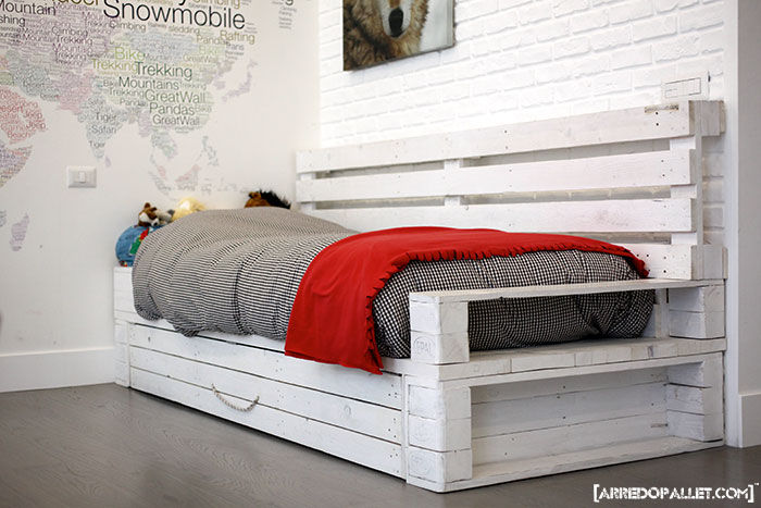 Camere da letto in pallet riciclato, ARREDOPALLET ARREDOPALLET Phòng ngủ: thiết kế nội thất · bố trí · ảnh Than củi Multicolored Beds & headboards