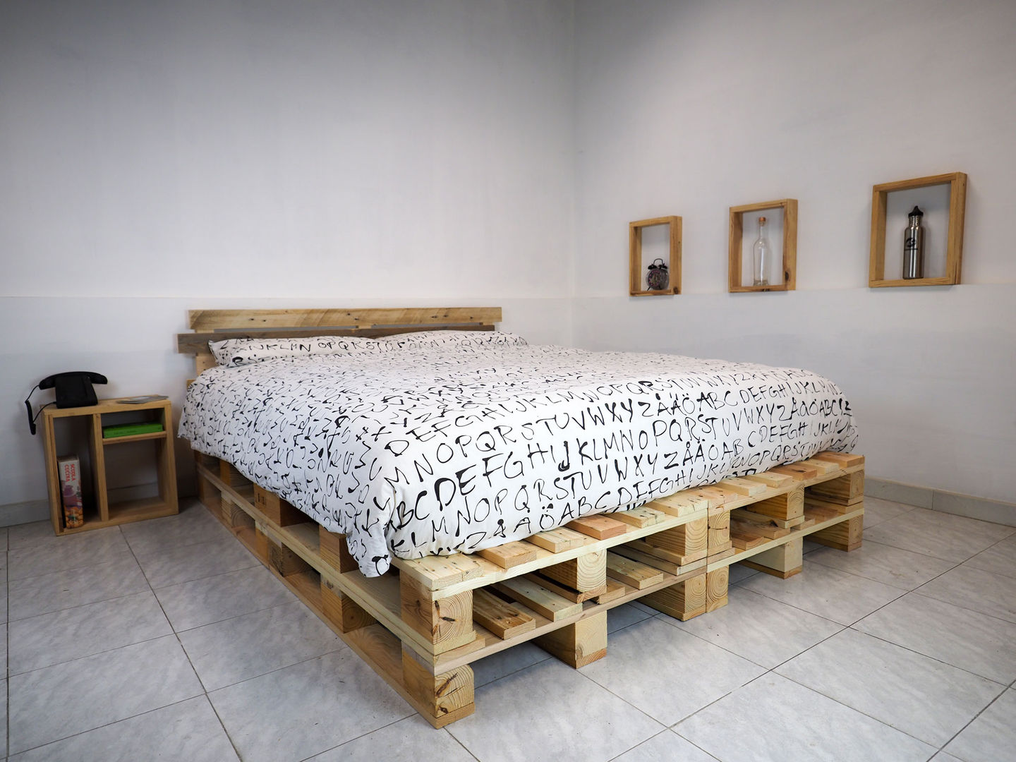 Camere da letto in pallet riciclato, ARREDOPALLET ARREDOPALLET Phòng ngủ: thiết kế nội thất · bố trí · ảnh Than củi Multicolored Beds & headboards