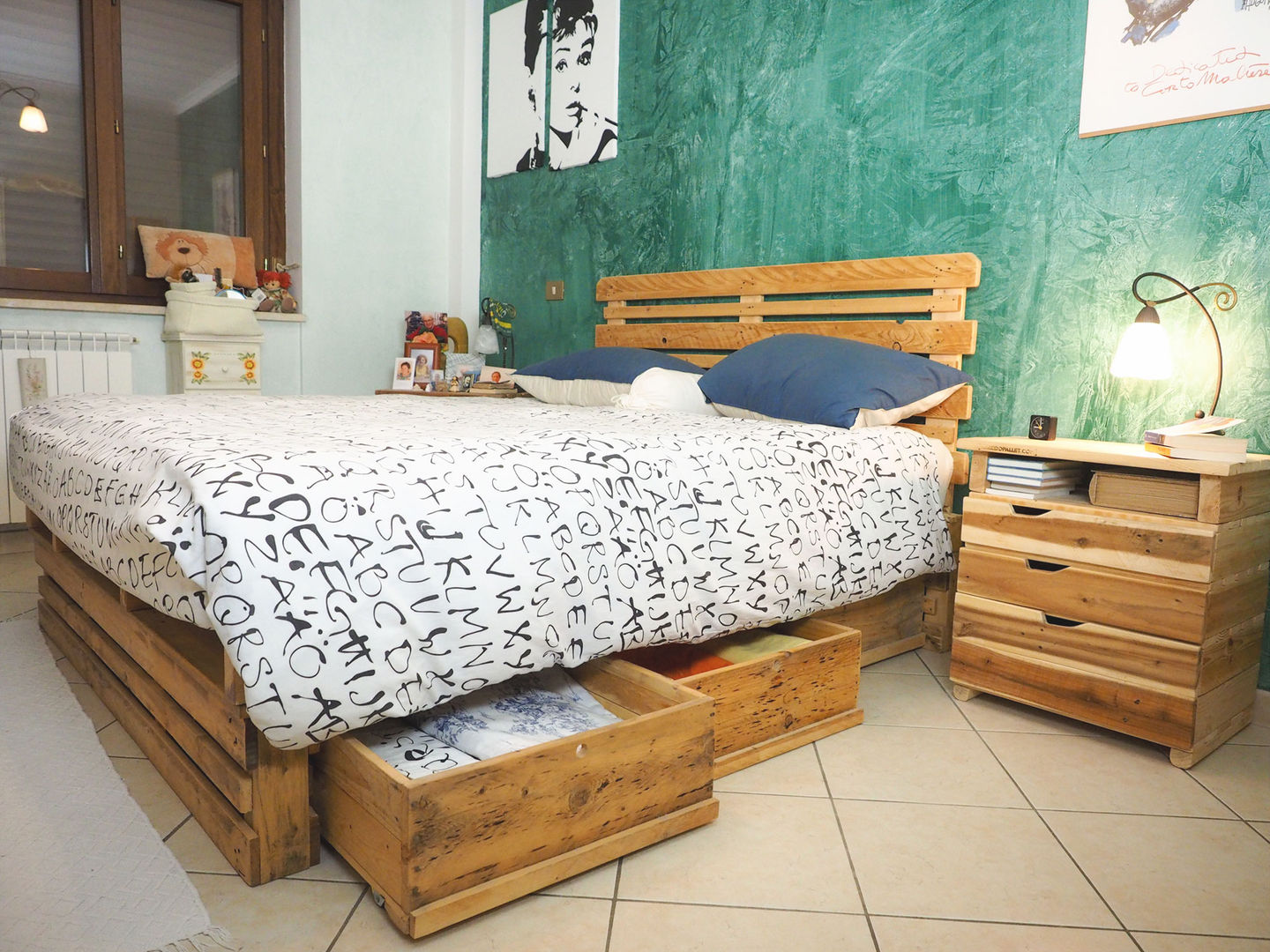 Camere da letto in pallet riciclato, ARREDOPALLET ARREDOPALLET Phòng ngủ: thiết kế nội thất · bố trí · ảnh Than củi Multicolored Beds & headboards