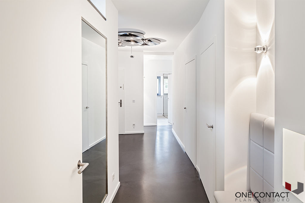 ÜBER DEN DÄCHERN, ONE!CONTACT - Planungsbüro GmbH ONE!CONTACT - Planungsbüro GmbH Minimalist corridor, hallway & stairs Concrete