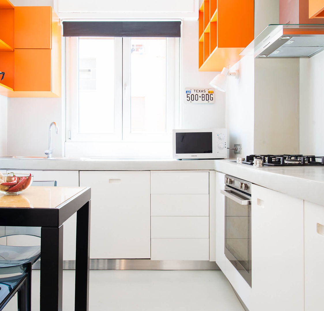 Cucina in bianco e arancione VITAE Studio Architettura Cucina attrezzata