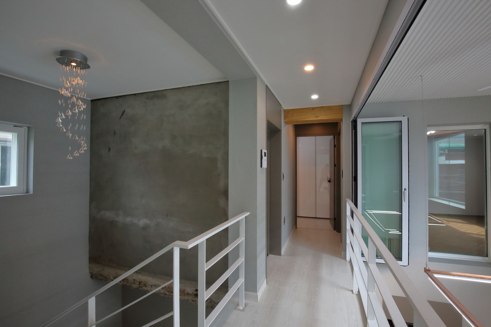 interior by INARK 대구 송현동 주택 리모델링 대구 전원주택 인아크 건축 설계 인테리어 디자인, inark [인아크 건축 설계 디자인] inark [인아크 건축 설계 디자인] Minimalist corridor, hallway & stairs