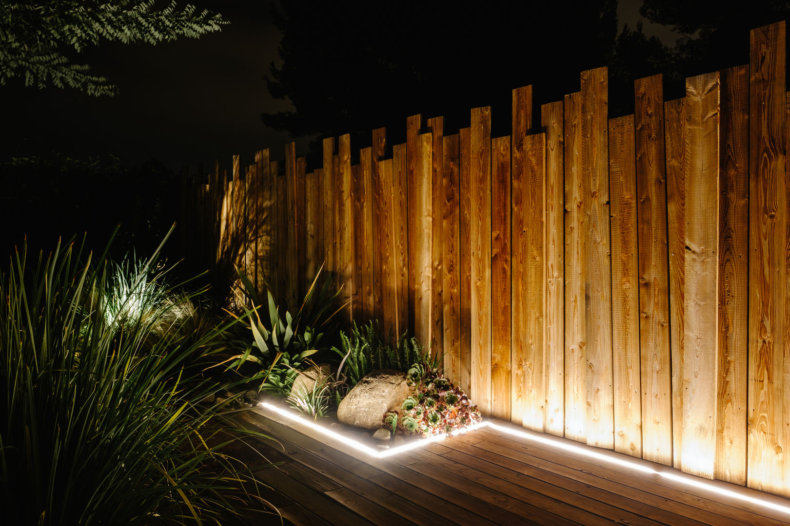 Bosk Simbiosi Estudi Jardines de estilo mediterráneo paisajismo,paisatgisme,jardín,piscina,bajo mantenimiento,ecodesign,pérgola,diseño,tarima,madera,exterior,iluminación LED