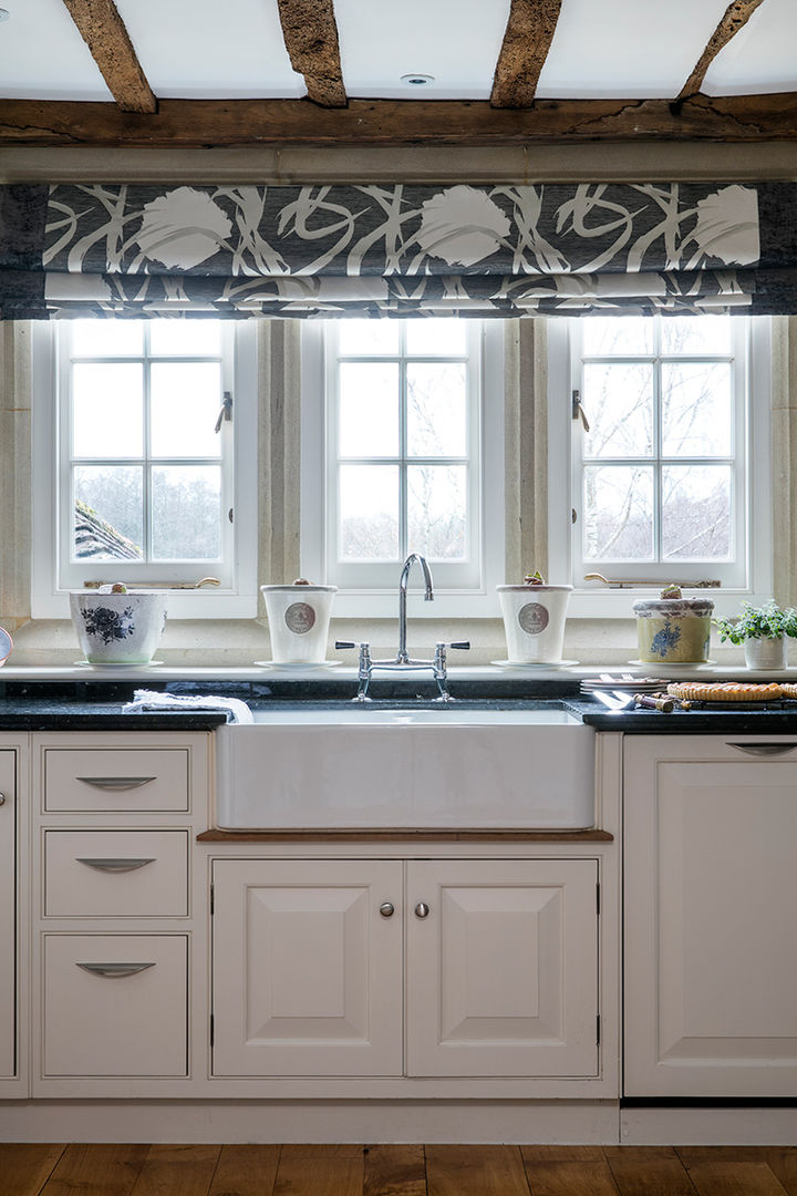 West Sussex Country Kitchen Elizabeth Bee Interior Design Dapur Gaya Country Cabinets & shelves