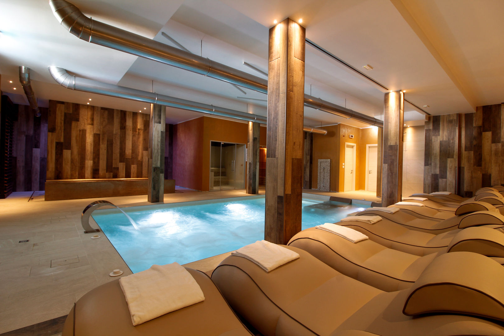 Centro Benessere completo di bagno turco , sauna , piscina riscaldata , percorso kneipp , docce o percorso emozionale., Aquazzura Piscine Aquazzura Piscine Espacios comerciales Hoteles