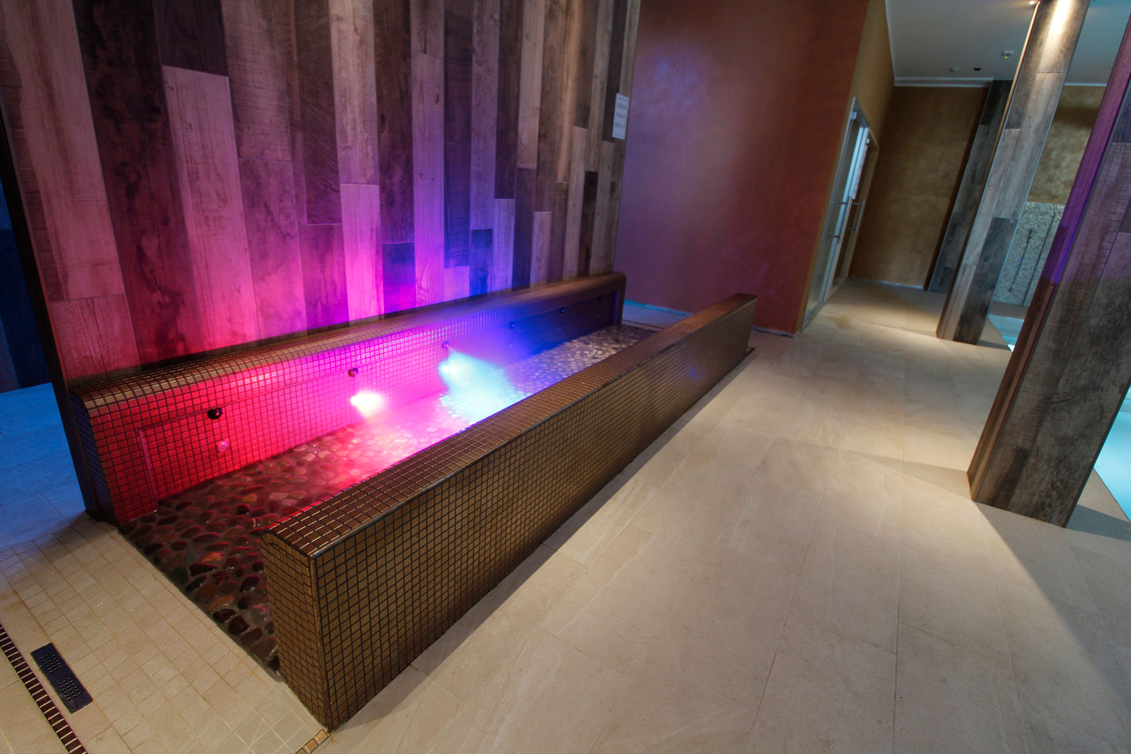 Centro Benessere completo di bagno turco , sauna , piscina riscaldata , percorso kneipp , docce o percorso emozionale., Aquazzura Piscine Aquazzura Piscine Espacios comerciales Hoteles