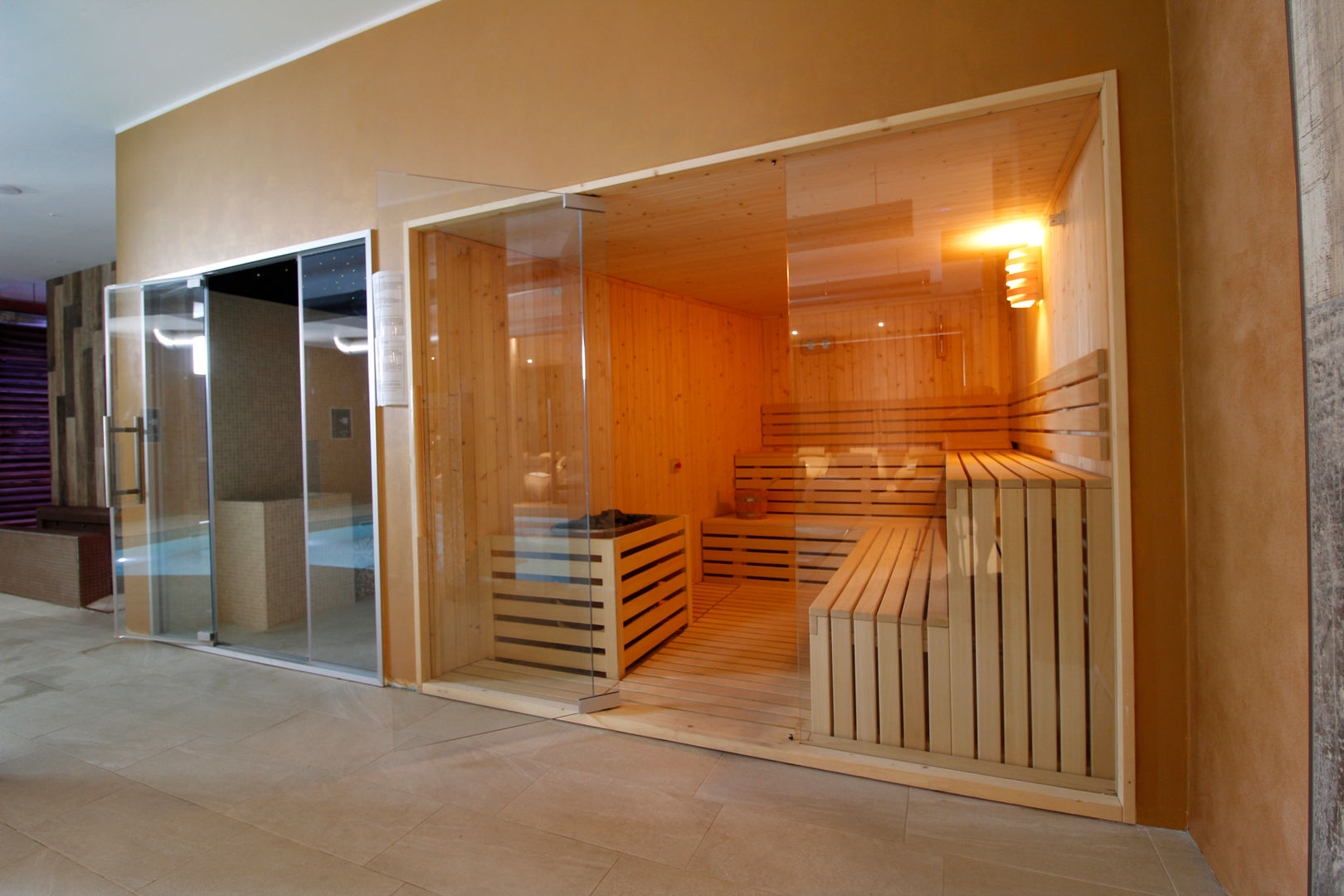 Centro Benessere completo di bagno turco , sauna , piscina riscaldata , percorso kneipp , docce o percorso emozionale., Aquazzura Piscine Aquazzura Piscine Powierzchnie handlowe Hotele