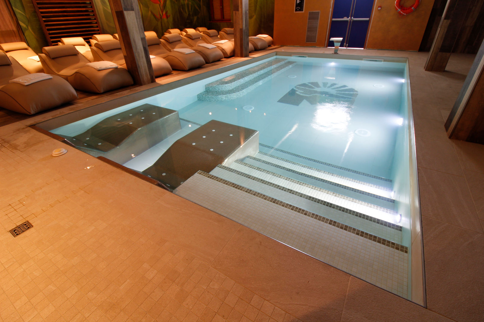 Centro Benessere completo di bagno turco , sauna , piscina riscaldata , percorso kneipp , docce o percorso emozionale., Aquazzura Piscine Aquazzura Piscine مساحات تجارية فنادق