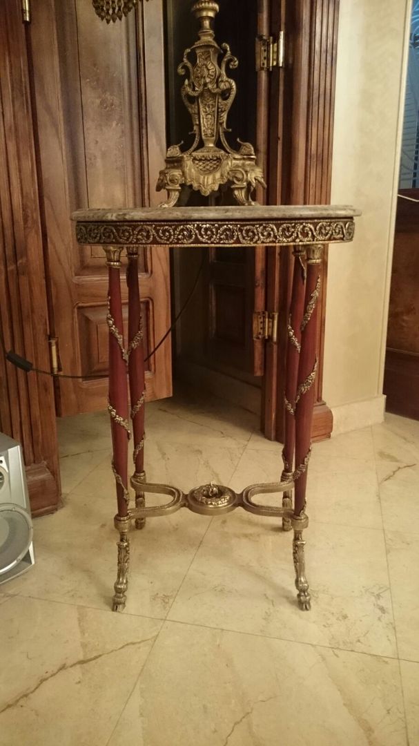 Oval side table decorated with bronze, NADIA .Gallery NADIA .Gallery منازل النحاس / برونزية / نحاس Accessories & decoration