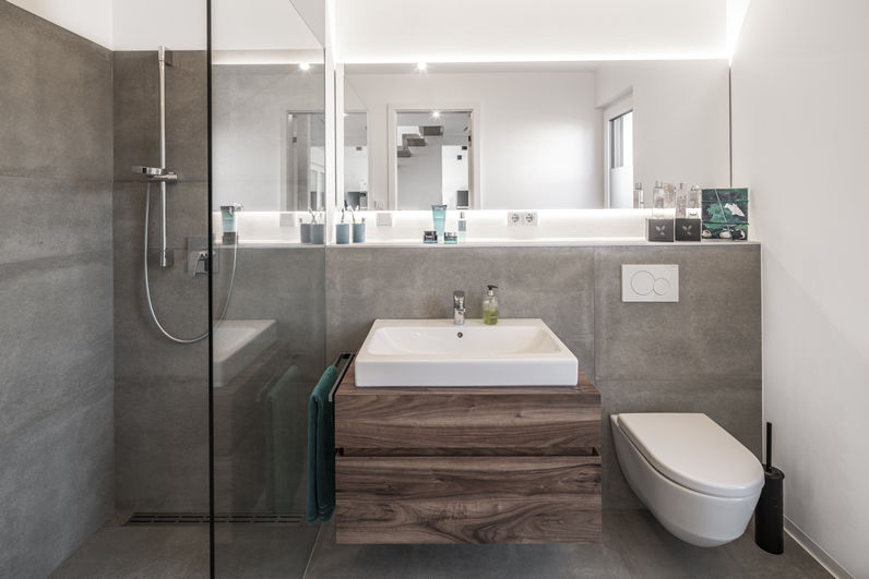 Individuell geplantes Traumhaus mit vielen Highlights innen wie außen , wir leben haus - Bauunternehmen in Bayern wir leben haus - Bauunternehmen in Bayern Modern bathroom