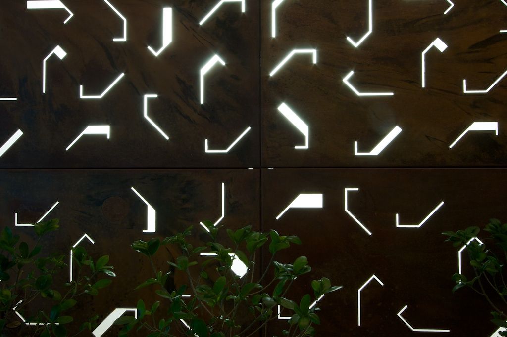 disegno geometrico tagliato al laser Daniele Arcomano Spazi commerciali Complessi per uffici