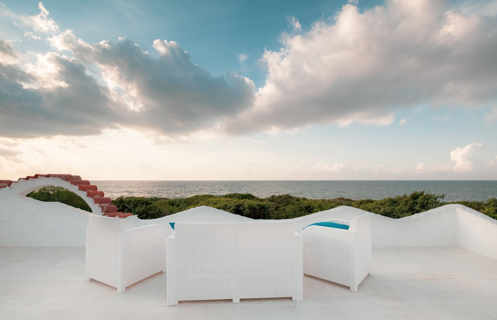 TERRAZZA CON VISTA MARE | OUTDOOR TERRACE DomECO Balcone, Veranda & Terrazza in stile mediterraneo