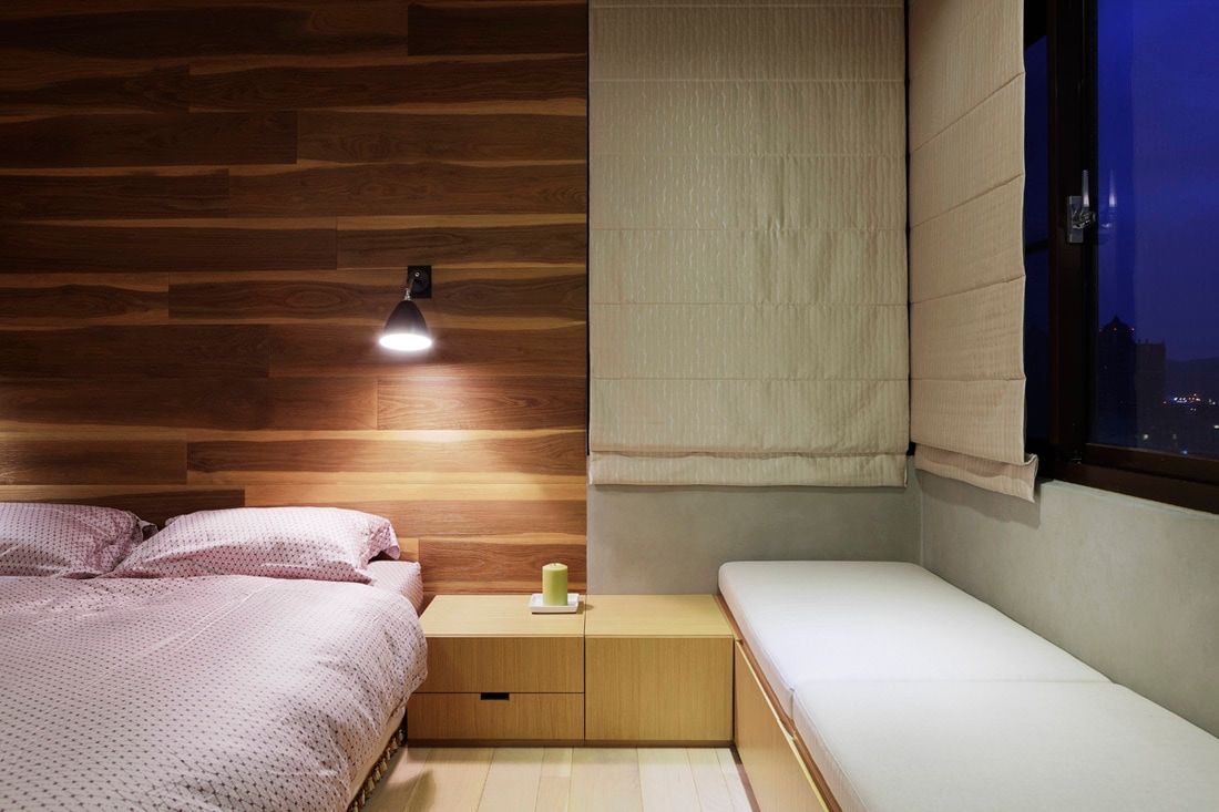 木頭材質的床頭牆讓臥房帶有些許又不過於陽剛的工業風 直方設計有限公司 臥室 木頭,床頭牆