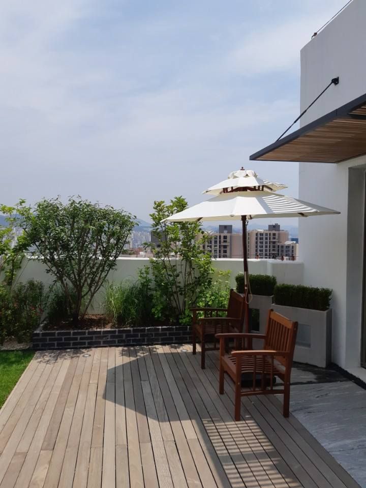 펜트하우스조경, (주)정원디자인더숲 (주)정원디자인더숲 Jardines de estilo moderno