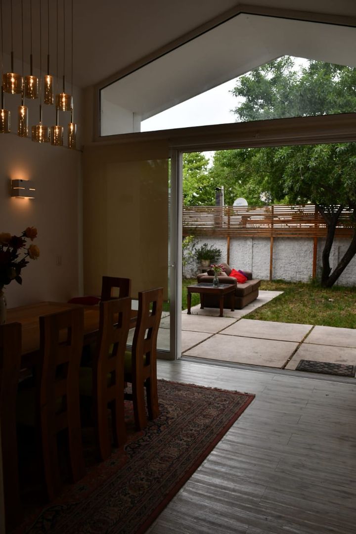 Ventanal, vinculación con patio. homify Salas modernas