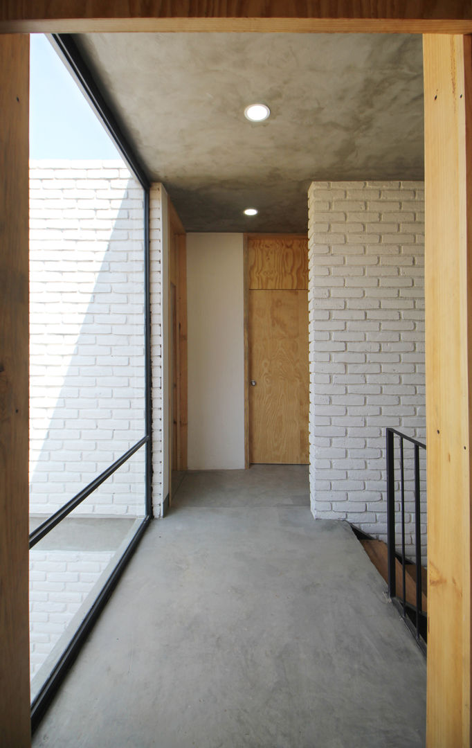 Casa Santa Rita, Apaloosa Estudio de Arquitectura y Diseño Apaloosa Estudio de Arquitectura y Diseño Modern Corridor, Hallway and Staircase Bricks