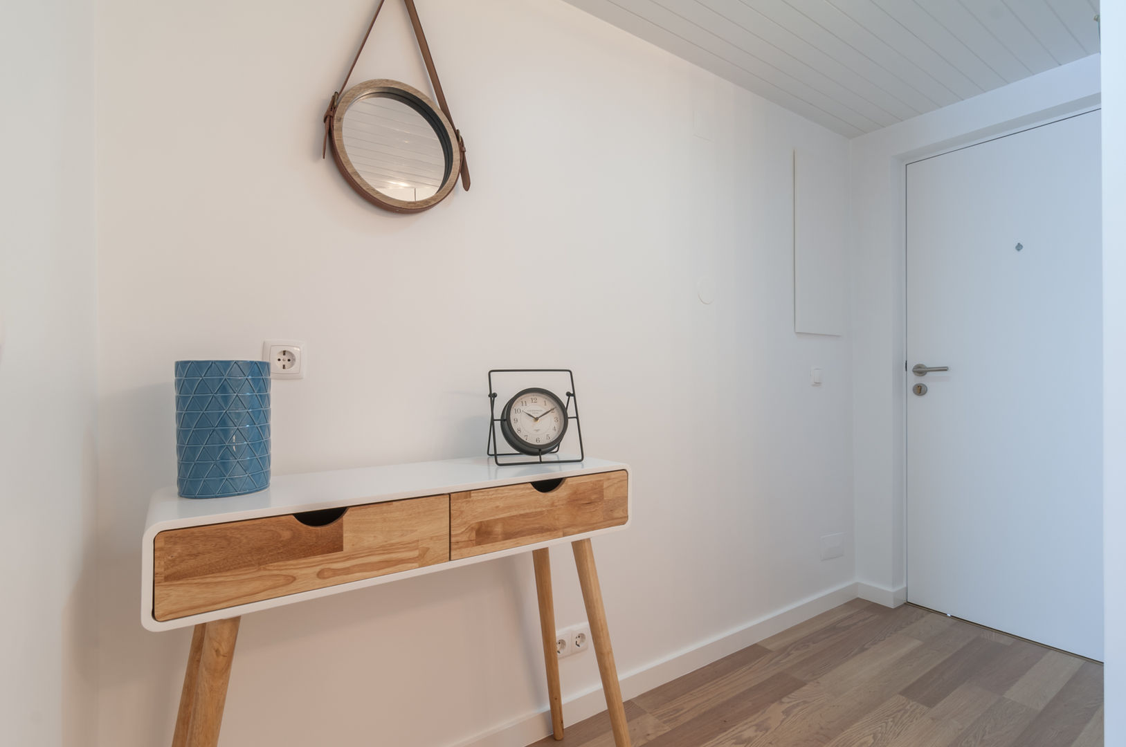 REMODELAÇÃO_APARTAMENTO CARCAVELOS | Cascais | PT, OW ARQUITECTOS lda | simplicity works OW ARQUITECTOS lda | simplicity works Mediterranean style corridor, hallway and stairs Wood Wood effect Drawers & shelves