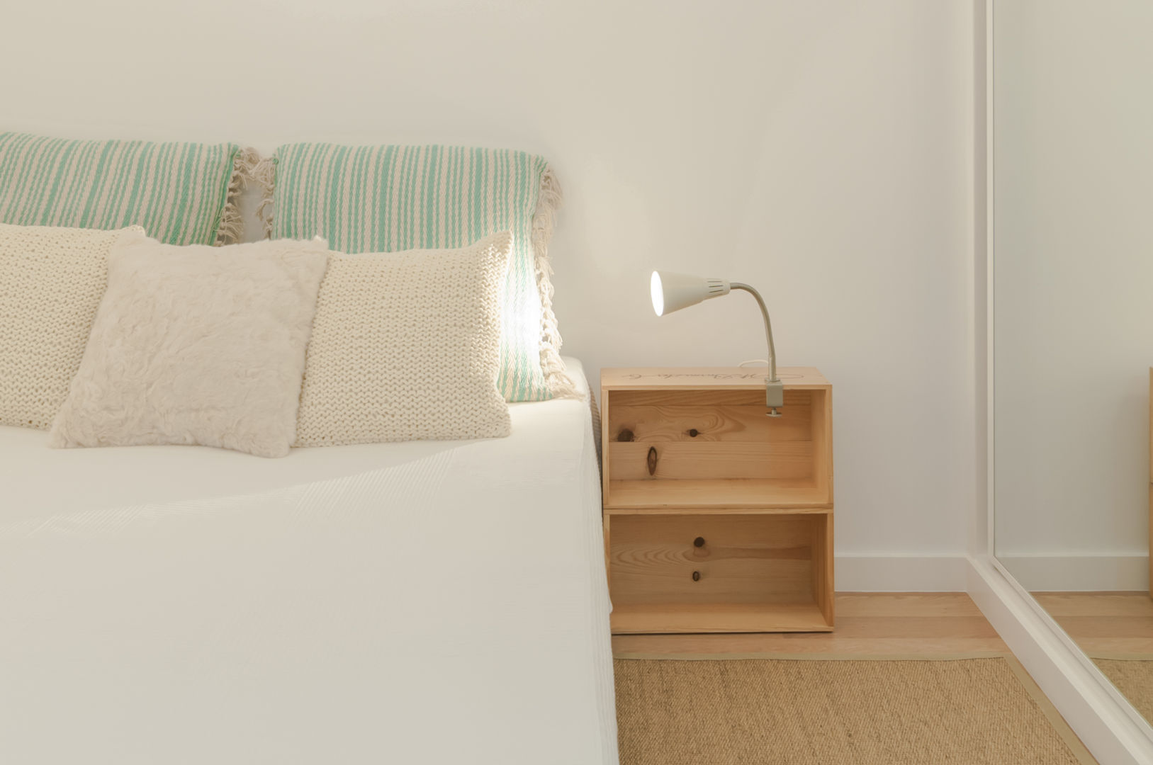 REMODELAÇÃO_APARTAMENTO CARCAVELOS | Cascais | PT, OW ARQUITECTOS lda | simplicity works OW ARQUITECTOS lda | simplicity works Mediterranean style bedroom Wood Wood effect Bedside tables