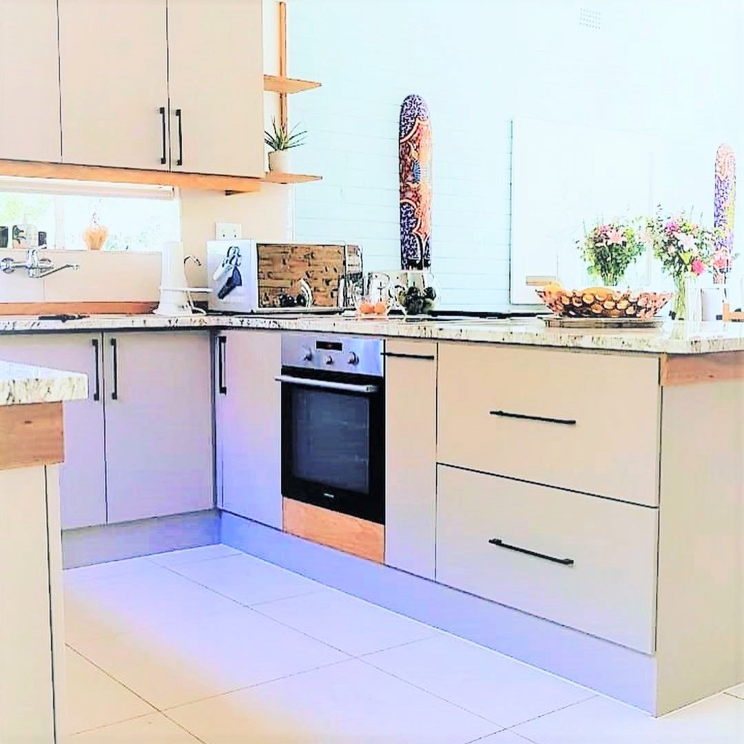 Eclectic Kitchen With Striking Solid Teak Detail , Zingana Kitchens and Cabinetry Zingana Kitchens and Cabinetry Cocinas integrales