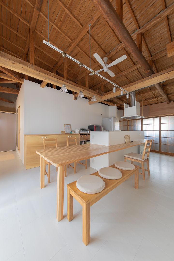 断熱箱の住まい-リノベーション-, イン-デ-コード design office イン-デ-コード design office Ruang Makan Modern Kayu Wood effect