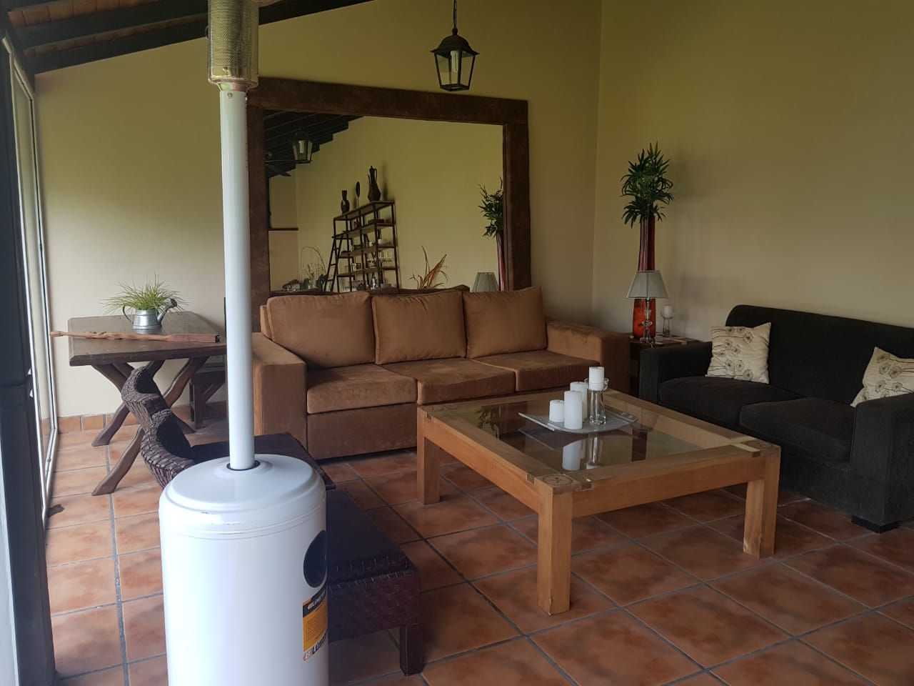 Remodelación de Quincho en Salta por A3 Arquitectas, Sofía Lopez Arquitecta Sofía Lopez Arquitecta Phòng khách phong cách mộc mạc