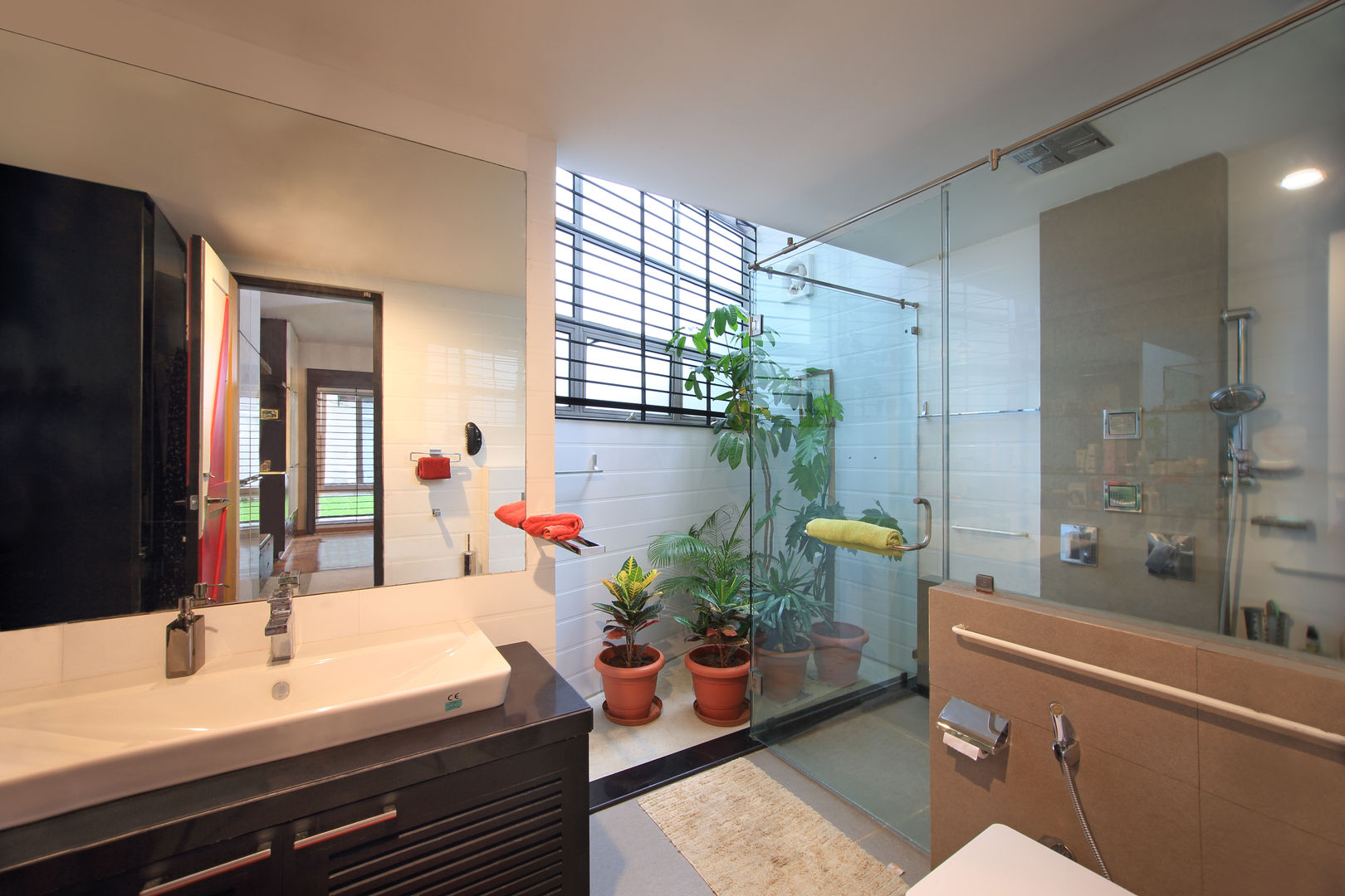 Kembhavi Residence, Kembhavi Architecture Foundation Kembhavi Architecture Foundation Modern bathroom