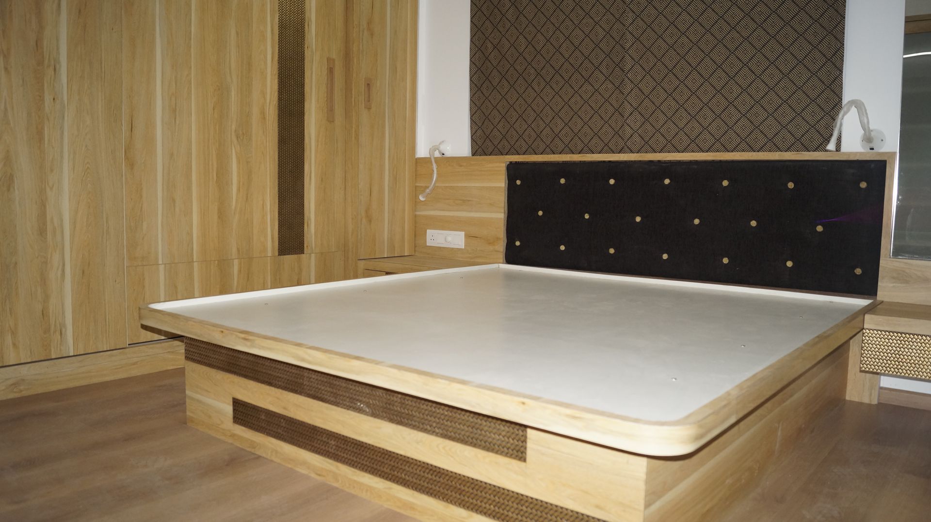 BED WITH UPLIFTING HYDRAULICS decorMyPlace Asian style bedroom Plywood