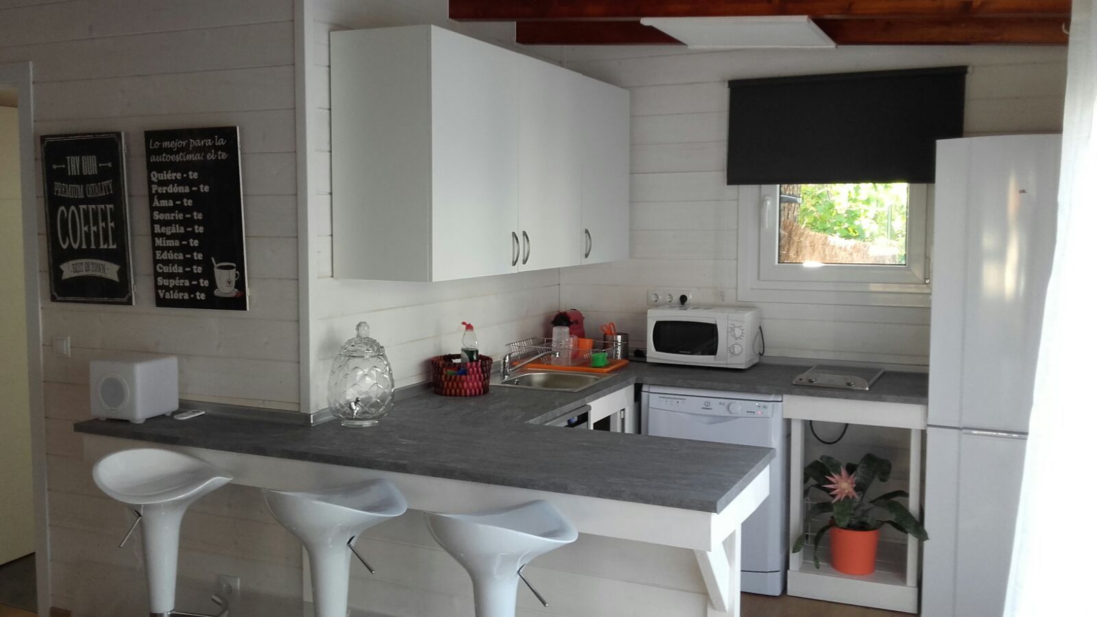 Cocina de la casa de madera habitable Construcción de casetas de Madera en Madrid Cocinas pequeñas