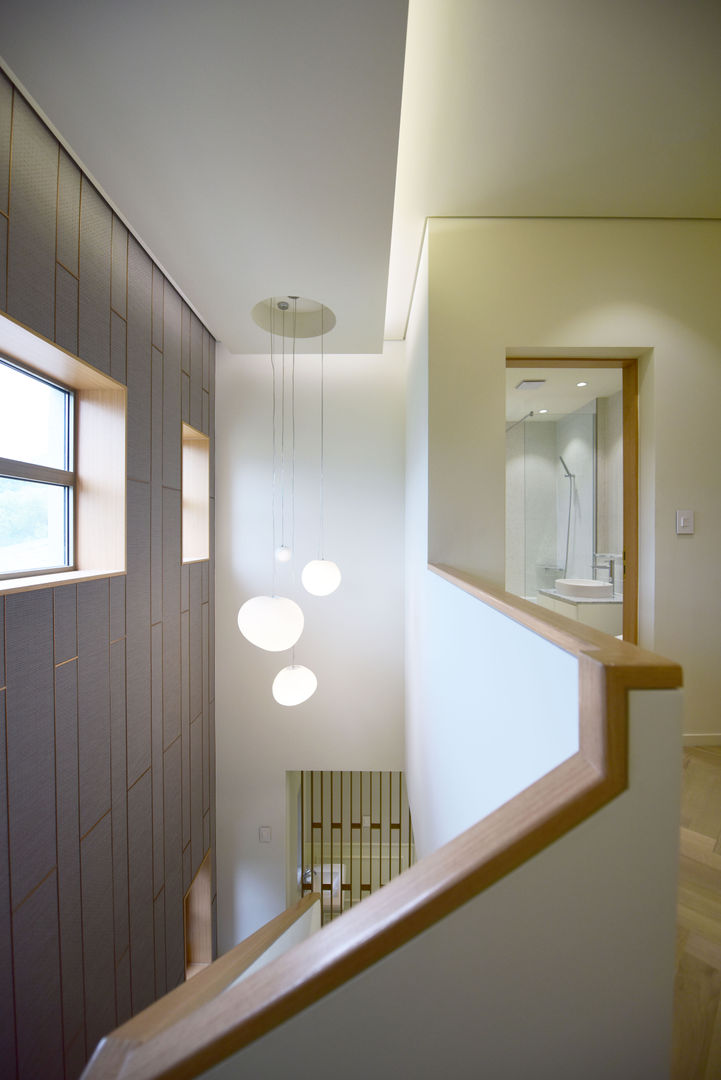 homify Modern Corridor, Hallway and Staircase