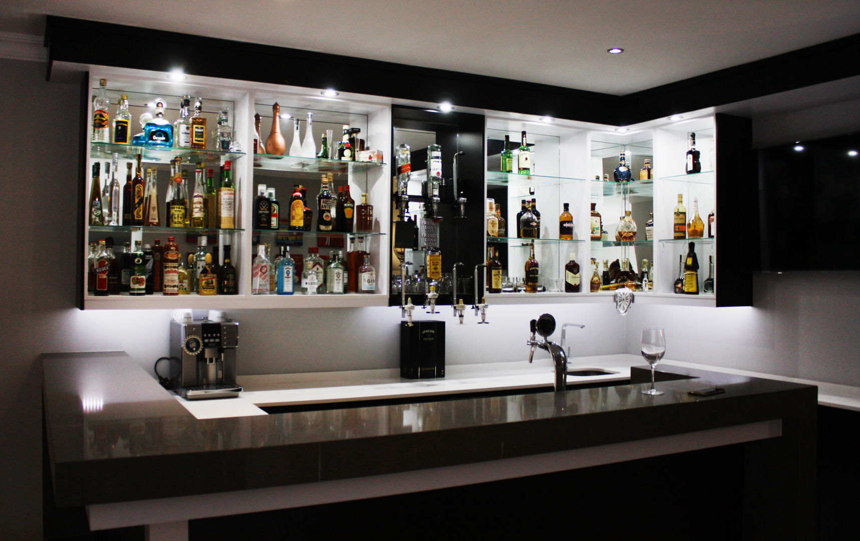 Bar & Wine Cellar , ilisi Interior Architectural Design ilisi Interior Architectural Design ครัวบิลท์อิน แผ่น MDF