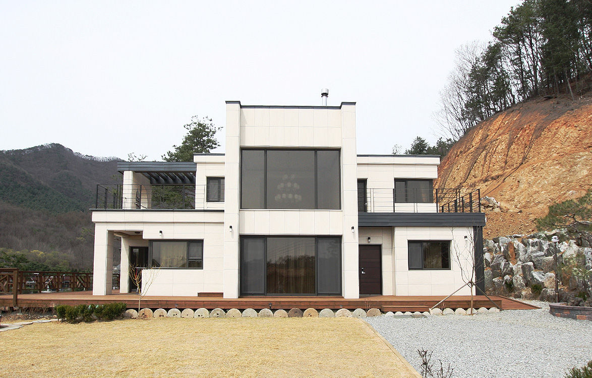 삶이 즐거워지는 철근콘크리트 주택 (경기도 양평군), 더존하우징 더존하우징 Casas de campo