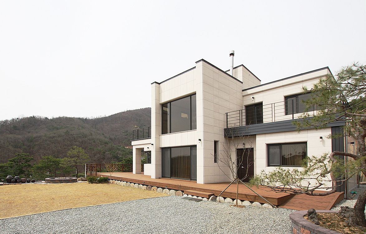 삶이 즐거워지는 철근콘크리트 주택 (경기도 양평군), 더존하우징 더존하우징 منزل ريفي
