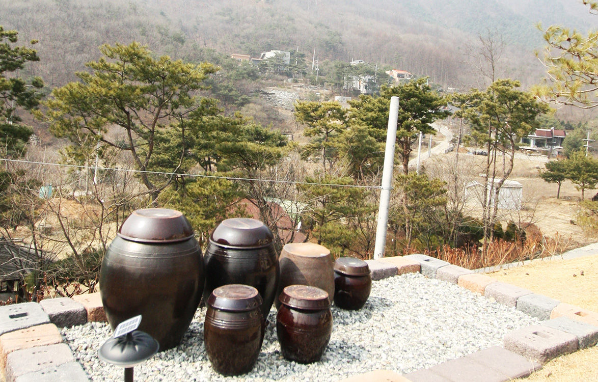 삶이 즐거워지는 철근콘크리트 주택 (경기도 양평군), 더존하우징 더존하우징 Jardines en la fachada