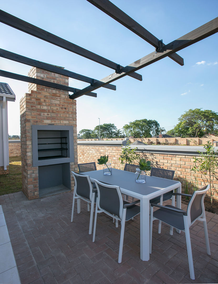 Patio Spegash Interiors Modern balcony, veranda & terrace