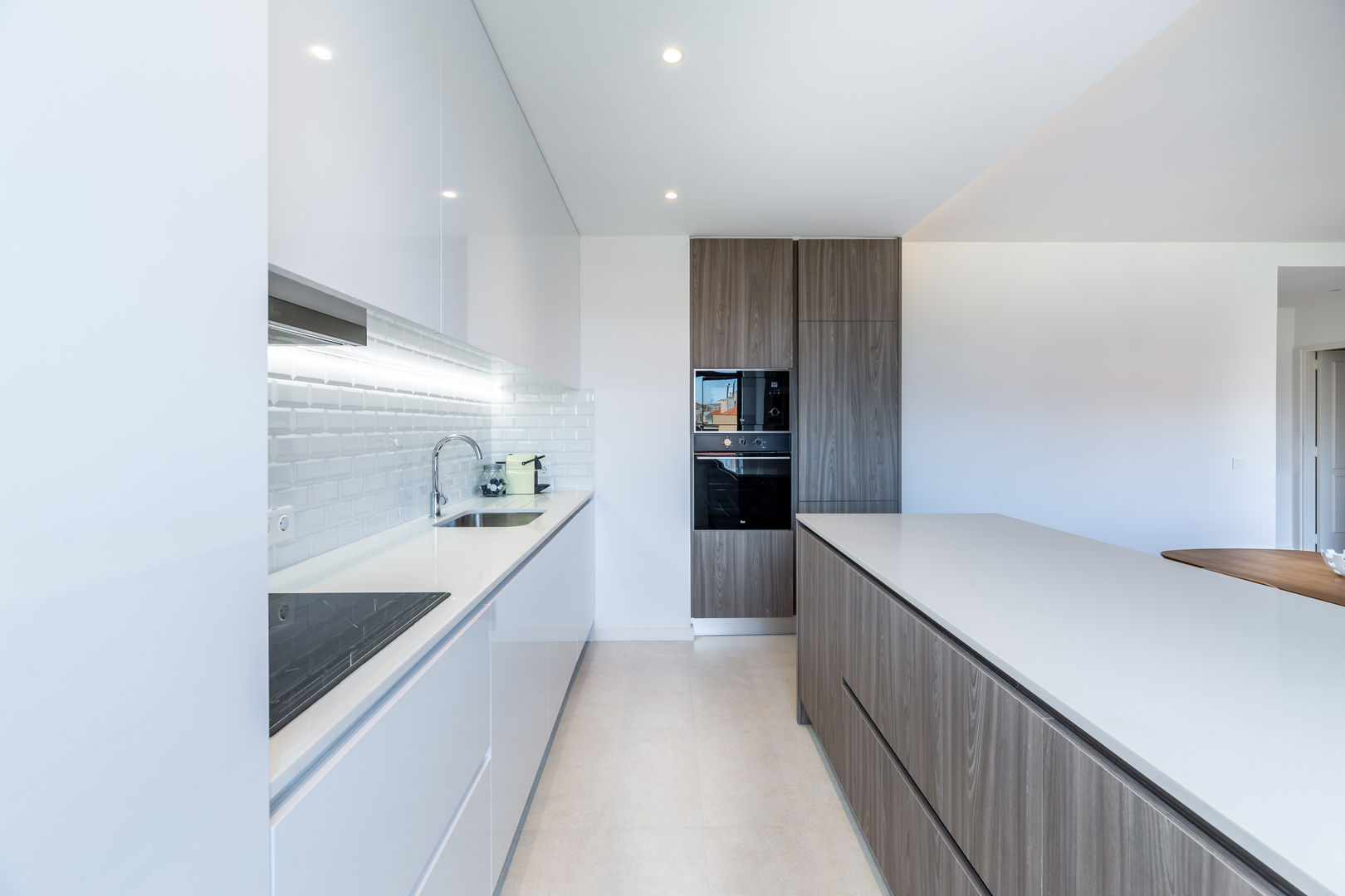 Incrível remodelação de apartamento T2 no centro do Porto, MOBEC MOBEC مطبخ