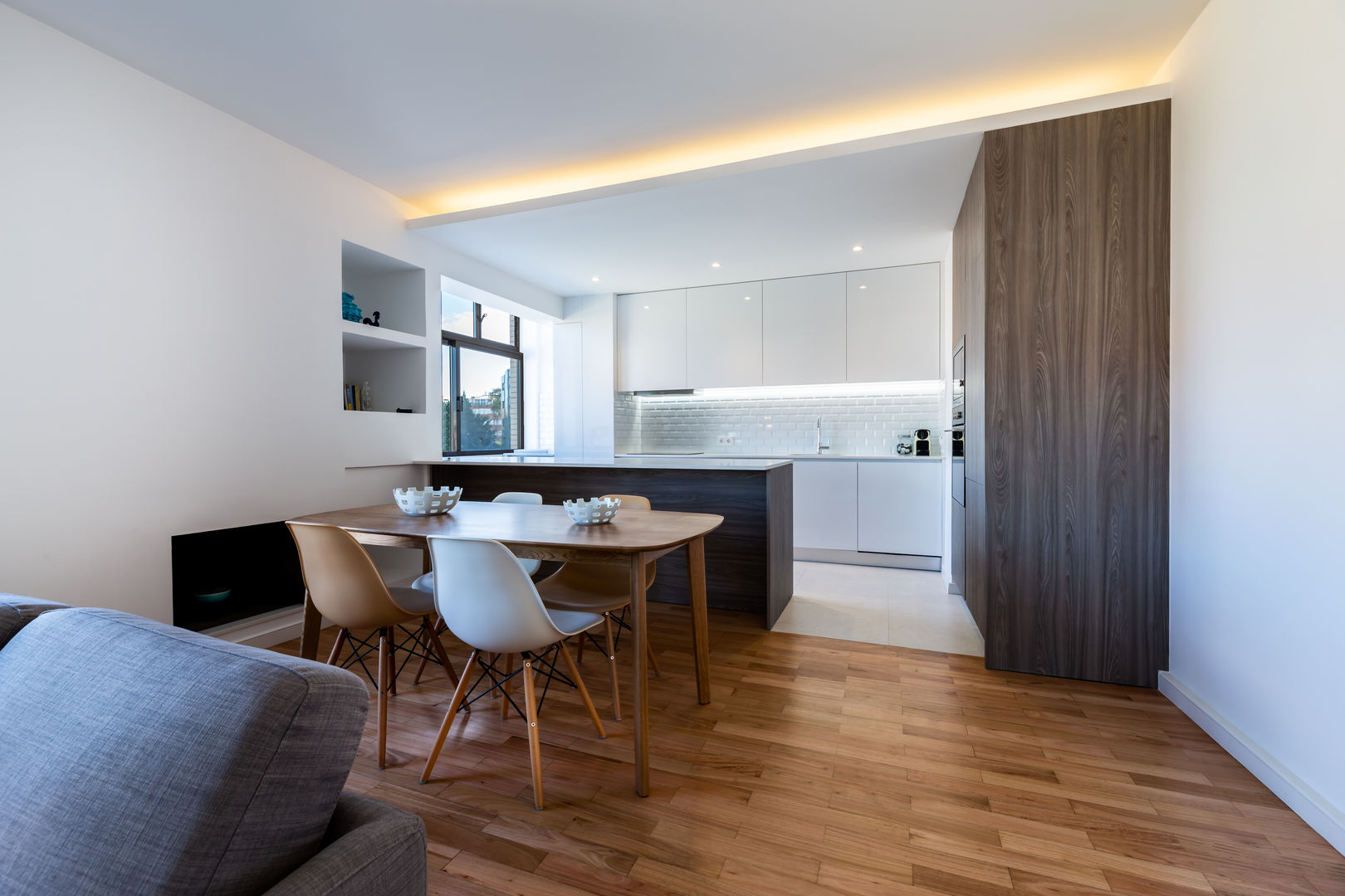 Incrível remodelação de apartamento T2 no centro do Porto, MOBEC MOBEC Salas de jantar modernas