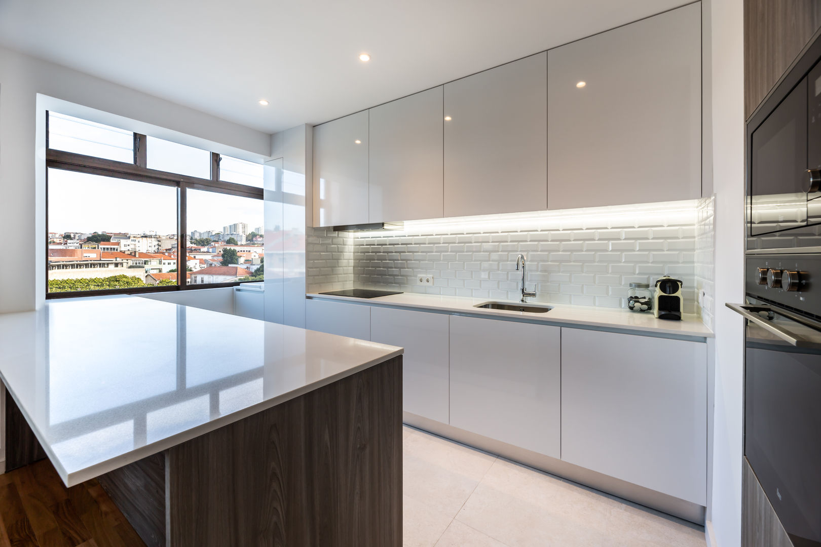 Incrível remodelação de apartamento T2 no centro do Porto, MOBEC MOBEC Modern Kitchen